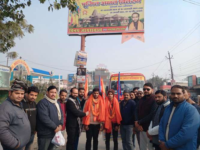 Two youths who left for Ayodhya from Nepal reached Padrauna, received a warm welcome.