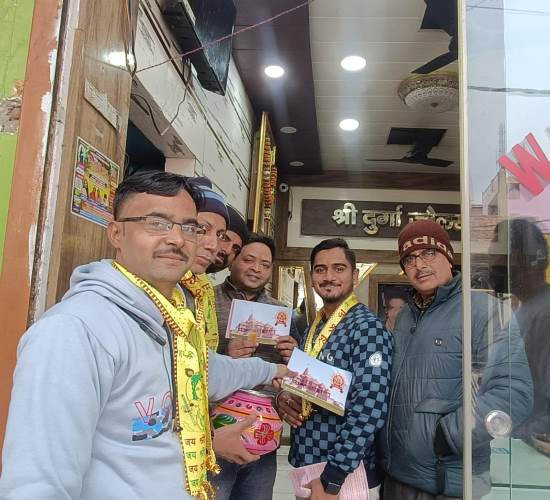 Ram devotees distributed pictures of Akshat and Lord Ram in Sirauli.