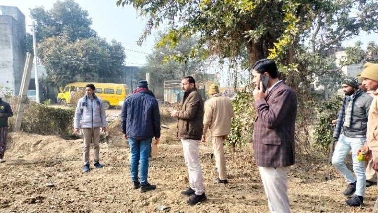 On the orders of DM, Tehsildar arrived with the team to measure the property of Waqf Board.