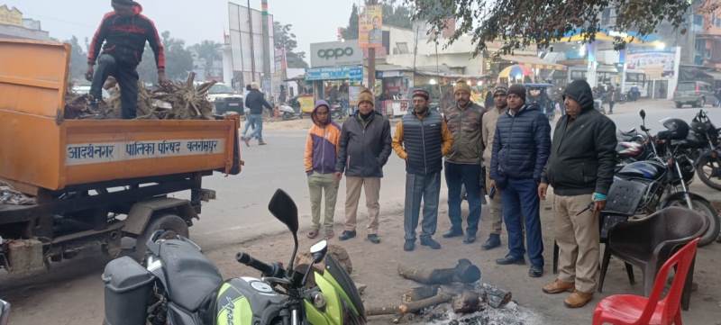 Bonfires are being lit at 199 places in Balrampur Nagar.