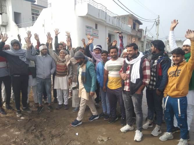 Demonstration against rural government administration regarding filth and illegal occupation of pond in the village.