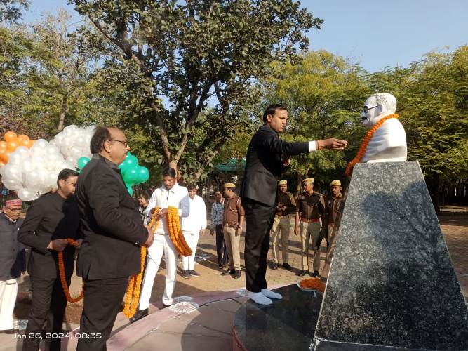 DM paid homage by garlanding the statue of Father of the Nation Mahatma Gandhi in the Collectorate premises.