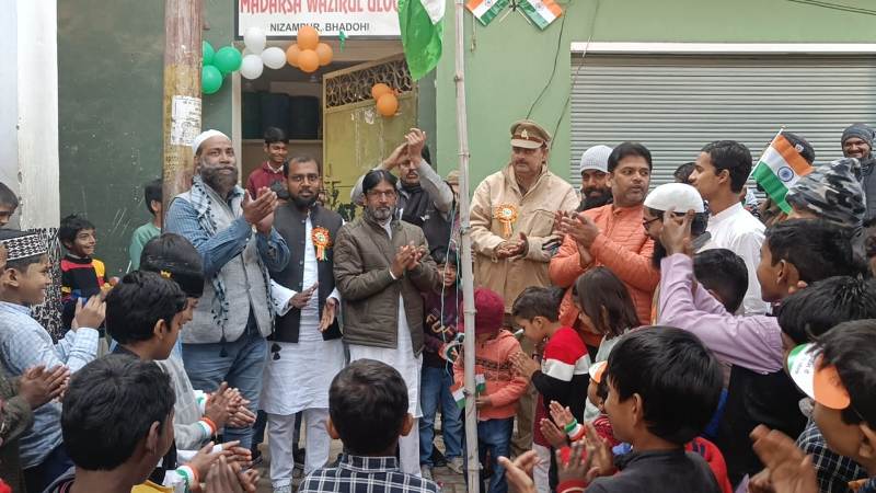 Haji Aftab Ansari hoisted the flag in Madrasa Wazirul Uloom