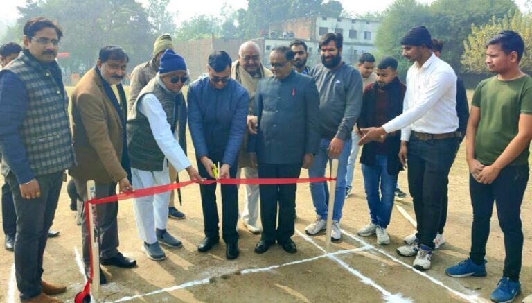 SDM inaugurated the cricket match by cutting the ribbon in the grounds of Mathura Prasad Mahavidyalaya.