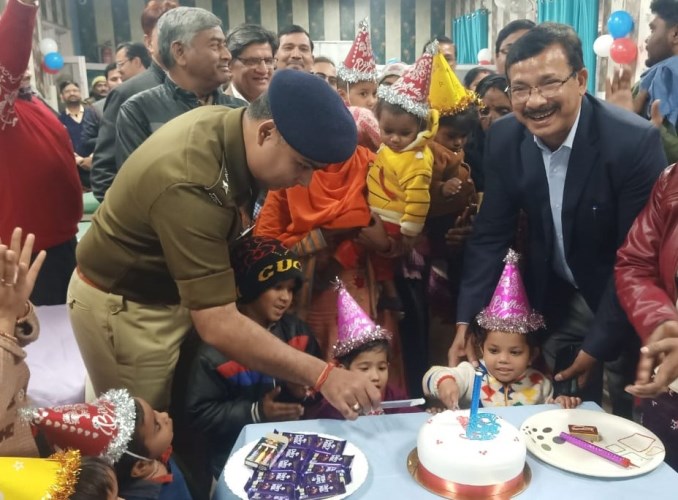 DM, SP and CMO celebrated birthday by cutting cake with severely malnourished (SAM) children.