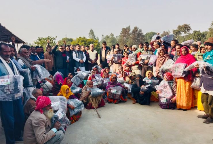 Blankets distributed to the needy by former assembly candidate Atul Singh